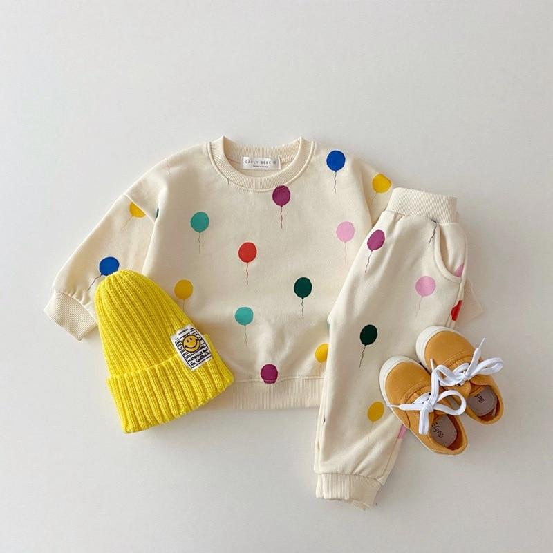 Set camicia e pantaloni da bambino con palloncini